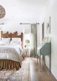 15 Cozy Bedrooms That Nail The Farmhouse Aesthetic Bedroom Styles Aesthetic Bedroom Farmhouse Bedroom Decor