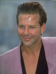 ДЪРЖАВАТА НА МЪРТВИТЕ ПОЕТИ В държавата на мъртвите поети се влиза със  цветя, с камбанен звън. Без входни такси, пропуски, рушвети, без мурафети