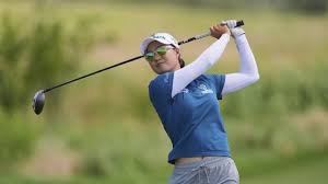 2 young schoolgirls suck the driver.