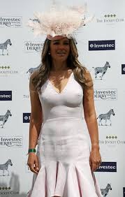 Actor, model and film producer elizabeth hurley's first baby, damian charles, has been proved to be that of hollywood movie producer steve bing. Liz Hurley Schauspielerin Ohne Bh Beim Pferderennen Von Queen Elizabeth Ii Express De