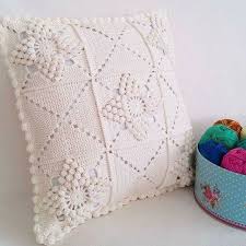Botones muy prácticos y fáciles y los rulos o gusanitos que realzan cualquier prenda!!! 20 Patrones De Almohadones A Crochet Crochetisimo