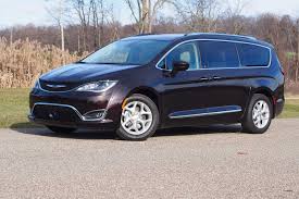 Cnbc reviews the 2018 chrysler pacific hybrid, the best family car you can buy right now. 2018 Chrysler Pacifica Pros And Cons Autoguide Com News
