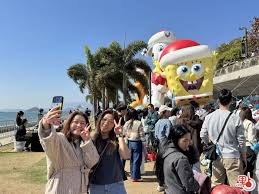 多圖）「Merry Balloon」巨型充氣公仔西九升空市民遊客打卡場面 ...