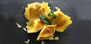 1,2 kg di zucca, 150 g di parmigiano reggiano, un cucchiaio di pangrattato e della scorza di limone grattugiata quanto basta. La Ricetta Perfetta Tortelli Mantovani Di Zucca Mostarda E Amaretti