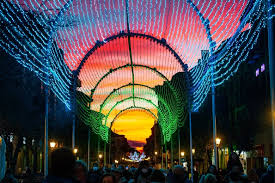 ALCALÁ DE HENARES/ Así es el gran túnel de luz de la calle Libreros