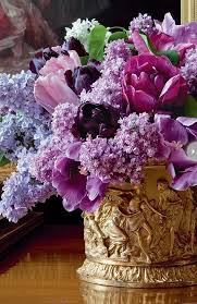 Lilac And Tulips In Lavender Tones Fill This Gold Detailed Container Fleurs Mauves Fleur Amour Bloom