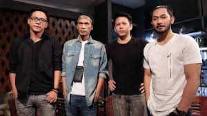 Sayangnya, dari 4 personel, hanya 1 orang yang selamat, yaitu ifan. Noah Kenang Tiga Personel Seventeen Saat Manggung Di Malam Tahun Baru Showbiz Liputan6 Com