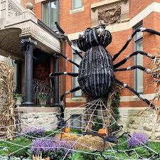 The Gold Coast Neighborhood Is All About Halloween You Have To Take A Stroll Throughout This Gorgeous Neighbo Chicago Bucket List Gold Coast The Neighbourhood