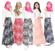 Banyak pakaian baru di kedai serbaneka anda telah. Fesyen Baju Retro 70an