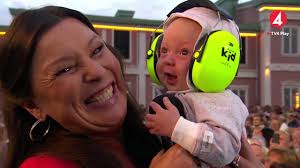 Lotta engbergs program lotta på liseberg är tillbaka på tv4 den 22 juni 2020. Har Far Lotta Engberg Hjartevarmande Sallskap Under Allsangen Youtube