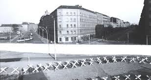 August 1961 begannen bewaffnete grenzpolizisten, das straßenpflaster in berlin aufzureißen. Bau Der Berliner Mauer 13 August 1961