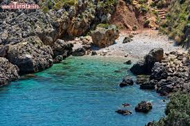 Qui non troverete sabbia e ghiaia ma solo scogli che rendono l'acqua più limpida che altrove, motivo per cui è il. La Riserva Naturale Dello Zingaro In Sicilia Escursioni Tra Spiagge E Calette