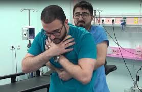 Her yıl birçok insan solunum yollarını tıkayan ve boğulmaya neden olan nesneler yüzünden boğulmaktan ölüyor. Nefes Borusu Tikanmasinda Ilk Yardim Nasil Yapilir Heimlich Manevrasi Nedir News Tr