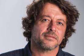 António pedro cerdeira e joana de verona fazem parte da minissérie da rtp a família ventura, que vai ter episódios antónio pedro cerdeira e simone de oliveira em roseira brava (1996). Antonio Pedro Cerdeira Sobre Nazare Tive Cenas Muito Intensas No Ponto De Visto Psicologico Fantastic Mais Do Que Televisao