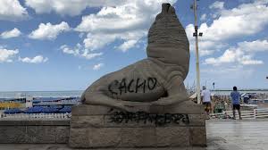 Una estatua misteriosa apareció en playa chica. Uno De Los Lobos Marinos Aparecio Con Pintadas Quien Cuida Las Esculturas En Mar Del Plata Infobae
