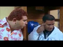 هناك مقدم الفرح (ماجد الكدواني)، الذي كان أداؤه ملفتا، وتتسم علاقته بوالده بالتوتر، والمنولوجست (صلاح عبد الله) الذي هجرته الشهرة والذي يحلم ان يراه إبنه وهو يقدم أحد يقدم فيلم الفرح عظة أخلاقية أو دينية تدعو إلى الرضوخ للقدر وتكريسا للأمر الواقع. ÙÙŠ Ø°ÙƒØ±Ù‰ Ù…ÙŠÙ„Ø§Ø¯Ù‡ Ù…Ø§Ø¬Ø¯ Ø§Ù„ÙƒØ¯ÙˆØ§Ù†ÙŠ ØµØ§Ø¦Ø¯ Ø§Ù„Ø¬ÙˆØ§Ø¦Ø² ØµÙˆØª Ø§Ù„Ø£Ù…Ø©