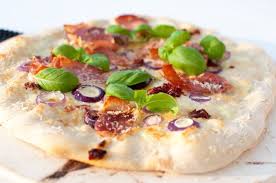 Kvit Pizza Med Spekeskinke Og Parmesan Oppskrift Kvardagsmat No Pizza Hvit Pizza Parmesan