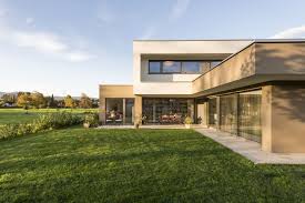 Einfamilienhaus Flachdach Uberdachte Terrasse Massivbau L Form Moderne Architektur L Form Klares Desig Moderne Architektur Architektur Architektur Haus