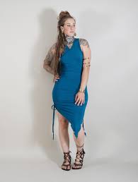 Un robe asymétrique, en mousseline, ornée de petites perles. Robe Asymetrique Deepti Bleu Petrole