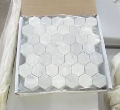 The bianco carrara slab is a masterful take on classic the marble look. China Marmol Carrara Blanco Pure Royal White Hexagonal Plana Orientales Chevron Linterna Romboides Mosic Pulido Pulido Azulejos Para Bano Pared Comprar El Marmol En Es Made In China Com