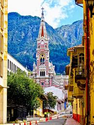 It's a city of contrasts: Das Merkmal Der Kirche Nuestra Senora Del Carmen In Bogota Kolumbien Ist Ihre Rot Weisse Aussenfassade Kolumbien Reisen Sudamerika Reise Kolumbien