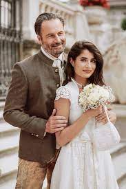 Das muster zeigt meist ein rose mit knospen und blüten, kombiniert mit komplizierten schnörkeln. Trachtenhochzeit Hochzeitsdirndl Brautigam Gesellschaft Wimmer Schneidert