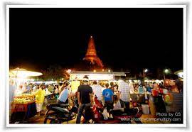 ตลาดโต ร ง หน าองค พระปฐมเจด ย เป นตลาดร านอาหารแผงลอยและรถเข นจำนวนมากหลากหลายร าน ส วนใหญ เป นร านเก าแก ในพ นท ซ งเป ดมาแล วกว า 50 ป ห างสรรพส นค า