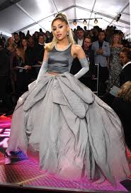 Born in boca raton, florida, grande began her career at age 15 in the 2008 broadway musical 13. Ariana Grande Trug Gleich Zwei Kleider Auf Dem Roten Teppich Der Grammys Vogue Germany
