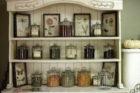 30 Cuisine Pratique Les Idees Que Vous Aimerez Certainement 15 Une Etagere Au Dessus De La Fenetre Dans Decoration De Cuisine Idee Cuisine Etagere Cuisine