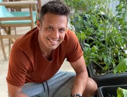 Η σύζυγός του μπήκε στον έκτο και ποζάρει με μπικίνι. Sabbas Poympoyras Sthn Kypro Diakopes Me Thn Korh Toy