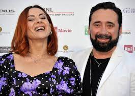 Festivale katılmak için yırtmaçlı bir elbise tercih eden marra, poz verirken elbisesinin azizliğine uğradı. Federico Zampaglione Marries The Actress Giglia Marra World Stock Market
