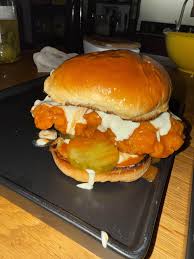 พวกนายเกลียดพิซซ่าของฉันใช่ไหม งั้นช่วยด่าแซนด์วิชไก่ทอดบัฟฟาโล่ของฉันที่มีน้ำสลัดบลูชีสและแตงกวาดองหน่อยสิ  : rstonerfood