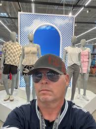 I'm taking a selfie with these nice people behind me them ladies are so  quiet hello everybody hope you're doing well. Please go out and do  something today but first please be