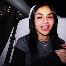 Tara Thurston's Instagram, Twitter & Facebook