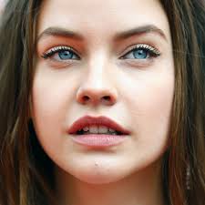 Barbara Palvin Makeup: Beige Eyeshadow, Black Eyeshadow & Nude Lipstick |  Steal Her Style