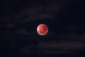 Mondfinsternis wie wir wissen, kommt eine mondfinsternis dann zustande, wenn der mond durch den von der sonne in den weltraum hinaus projizierten kegelförmigen erdschatten eintritt und damit verdunkelt wird. Sonnenfinsternis Und Mondfinsternis Entstehung