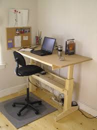 This video walkthrough shows you to make this metal, manually operated, adjustable work table. How Do I Make A Height Adjustable Desk Home Improvement Stack Exchange