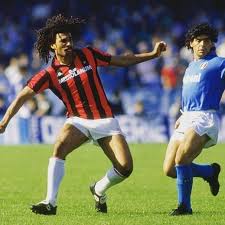 Gullit V Maradona Gullit Ruudgullit Maradona Diegomaradona Acmilan Milan Napoli Italy Italia Italianfootb Kids Soccer Football Players Soccer Stars