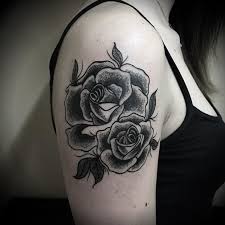 40 Tatuaggi Con La Rosa Nera Modelli E Significati Per Quanto Riguarda Tatuaggio Rosa Nera Sulla Mano Tatuaggi Di Design