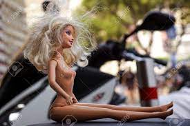 Frankfurt, Deutschland - 29. März 2017: Barbie Ist Das Nackte Sitzen Im  Garten Mit Dem Haar Im Wind Lizenzfreie Fotos, Bilder Und Stock Fotografie.  Image 90643410.