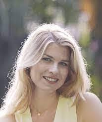 Davina Wood's Instagram, Twitter & Facebook