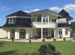 Der eingangsbereich mit seinen säulen unterstreicht den anspruch, eine villa, für den anspruchsvollen bauherren, zu sein. Reprasentative Stadtvilla Mit Klassischem Portal