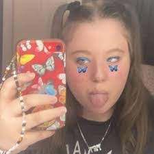 Sara Bent's Instagram, Twitter & Facebook