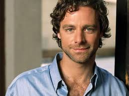 In reality, Michael Clarke Duncan was of a similar height to his "The Green  Mile" (1999) co-star David Morse, and was a couple of inches shorter than  James Cromwell. Amongst other things,