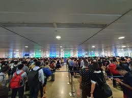 Hiện mỗi ngày sân bay tân sơn nhất chỉ khai thác khoảng 80 chuyến bay quốc tế chở hàng hoá đến và đi, song một số chuyến bay có thể chở kèm chuyên gia, khách ngoại giao theo quy định được nhập cảnh. Hanh Khach TÄƒng Ä'á»™t Biáº¿n San Bay Tan SÆ¡n Nháº¥t Láº¡i Qua Táº£i Dá»‹p Cuá»'i Tuáº§n Bao NgÆ°á»i Lao Ä'á»™ng