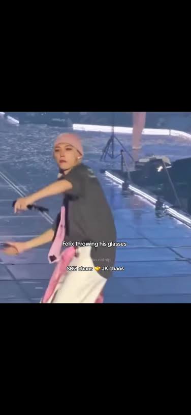 Jungkook matches SKZ noisy chaos music perfectly, vibing to Side effects,  at their 2nd concert on the RUN IT tour in Seoul #straykids #jungkook #bts  #kpop #kpopfyp