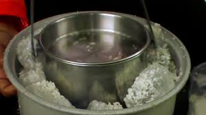 Meski kamu tidak memiliki mesin pembuat es krim, namun kamu bisa membuat es krim sendiri di rumah dengan cara sederhana berbagai resep rasa seperti pop ice, mangga, coklat, pisang, strawberry dan lain sebagainya. Alat Es Putar By Madanitec