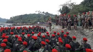 Membandingkan latihan komando pasukan malaysia dan tni pasukan kopassus tni ad menggelar latihan bersama grup gerak khas (ggk) 21 tentera pasukan ggk merupakan pasukan baret hijau malaysia. Prajurit Kopassus Bertahan Di Bawah Tekanan Dan Penderitaan Militer Or Id