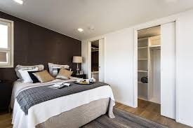 Bonjour, nous aimerions avoir quelques conseils pour amenager cette chambre de 13 m2 en petite suite parentale. 3 Idees De Suites Parentales Le Blog Porte Tout Savoir Sur Les Portes D Interieur