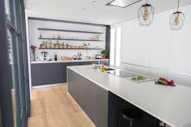 ¿porqué elegir una cocina blanca? Cocina Moderna Con Isla Y Muebles Color Antracita Contemporaneo Cocina Madrid De Linea3cocinas